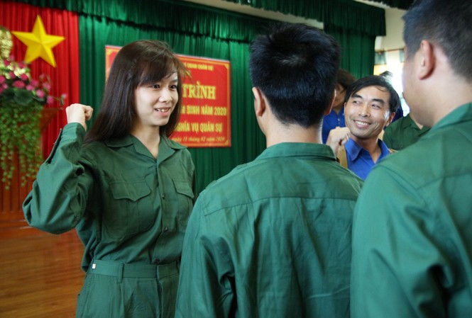 Hai bóng hồng cùng hơn 1.000 chàng trai Lâm Đồng nhập ngũ Bóng hồng cao nguyên Lâm Đồng thời khắc nhập ngũ