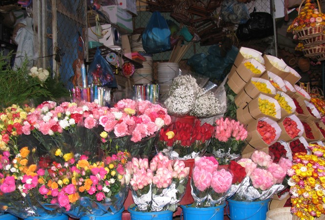 Giá hoa hồng Đà Lạt giảm sốc mùa Valentine Hoa đẹp, giá rẻ, bày bán ê hề ở chợ Đà Lạt mùa Valentine
