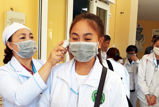 Đà Lạt: Phát miễn phí khẩu trang, dung dịch diệt khuẩn cho sinh viên Kiểm tra thân nhiệt cho SV