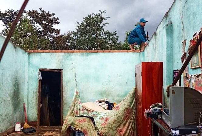 Lốc xoáy thổi bay 38 nóc nhà, làm rụng hàng tấn sầu riêng Nhà bị tốc mái do lốc xoáy