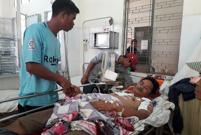 Hai người bị sét đánh thương vong tại ruộng Nạn nhân đang được cấp cứu tại Bệnh viện Đa khoa tỉnh Đắk Lắk