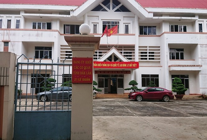 Nữ cán bộ được Bí thư huyện 'hỏi thăm sức khoẻ' giải trình gì? Nơi bà Minh đang công tác, cũng là nơi ông Thuân từng giữ chức vụ Phó bí thư thường trực Đảng uỷ khối các cơ quan tỉnh Đắk Lắk