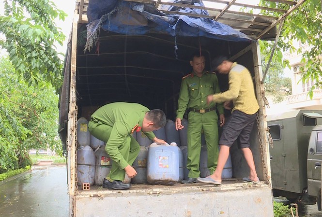Phát hiện xử lý hơn 6.000 lít dầu ăn đã qua sử dụng Cơ quan chức năng bắt giữ hơn 6.000 dầu ăn đã qua sử dụng không có hóa đơn chứng từ