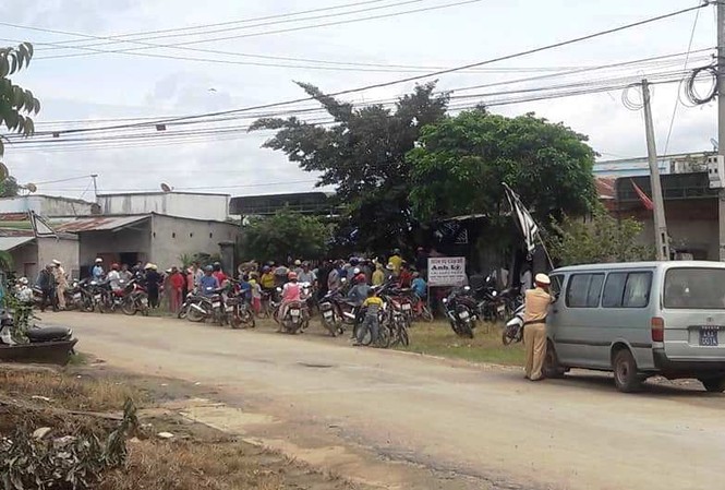 Xin tiền mua xe máy 'không đủ', nghịch tử chém bố tử vong Người dân tập trung tại hiện trường theo dõi sự việc
