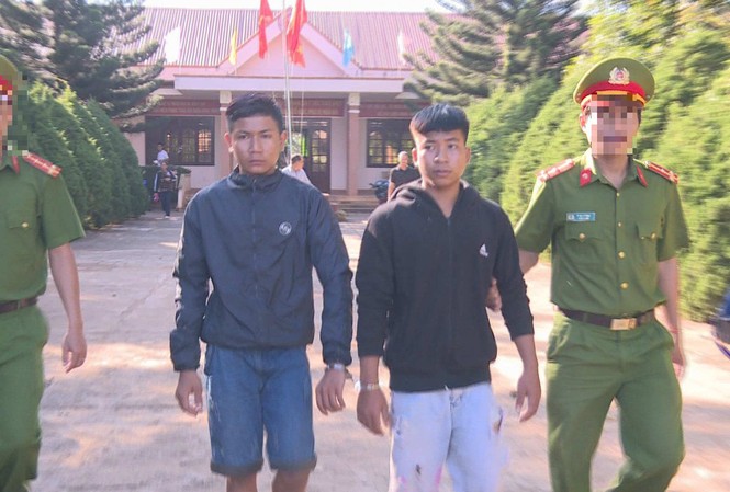 Nhóm thiếu niên tấn công người đi đường, 1 người chết oan Cơ quan chức năng tiến hành dẫn giải Y Trai và Y Kuôk