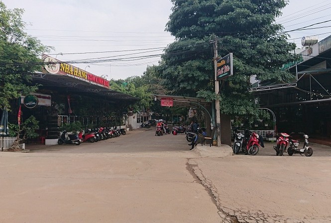 Cưỡng chế các quán nhậu, quán cà phê lấn chiếm đất công Hai quán nhậu đối diện nhau đều có các công trình lấn chiếm khu vực đất công cộng bị đề nghị cưỡng chế
