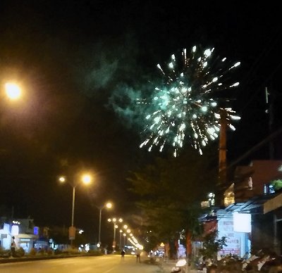Pháo hoa nổ cạnh trụ sở Công an phường Pháo hoa nổ sáng rực đường Võ Văn Kiệt, phường Khánh Xuân