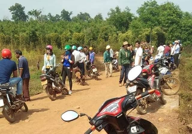 Bắt ốc ở hồ thủy lợi, 3 bà cháu chết đuối thương tâm Đông đảo người dân có mặt ở hiện trường
