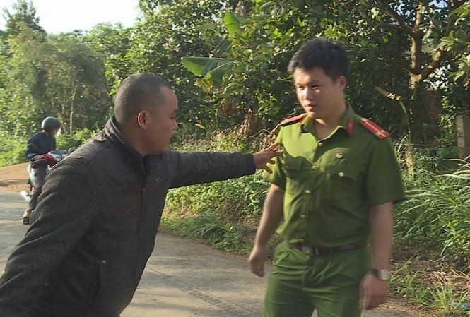 Truy tố thanh niên doạ đốt xe rồi tấn công CSGT Tùng thực nghiệm hiện trường về hành vi tấn công lực lượng CSGT