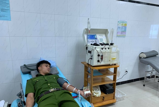 Dân cầu cứu trên Facebook, 30 cán bộ chiến sĩ công an đến viện hiến máu Trung sỹ Trần Nam Cường tham gia hiến máu