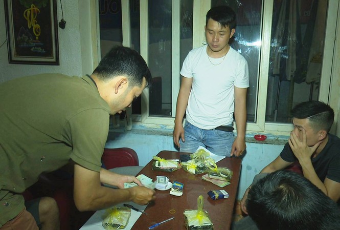 12 con bạc thuê quán cà phê say sưa “sát phạt” trong đêm Các đối tượng đánh bạc bị bắt quả tang