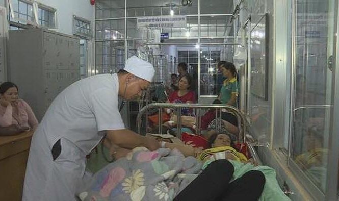 Hơn 70 người nhập viện cấp cứu sau khi ăn cưới ở xã Bác sĩ bệnh viện đang cấp cứu cho người dân bị ngọ độc thức ăn