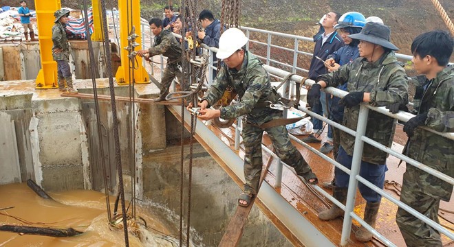 Dùng tời và con lăng giải cứu thành công thuỷ điện Đắk Kar Dùng tời và con lăng giải cứu thành công thuỷ điện Đắk Kar