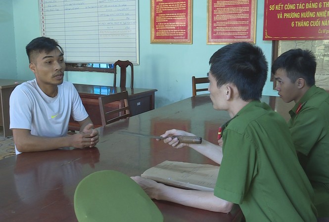 Trưởng trạm y tế xã bị chém đứt tay phải vì nghi có quan hệ bất chính Y Duin tại cơ quan điều tra