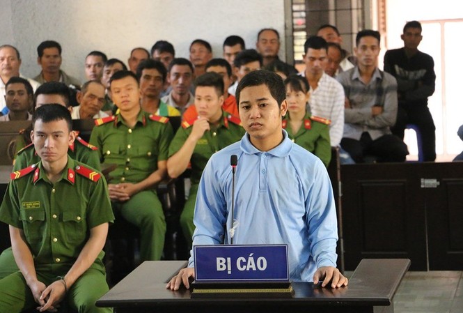 Lãnh 18 năm tù vì dùng kéo đâm bạn nhậu thấu tim Bị cáo Y Phôni Niê lĩnh án 18 năm tù về tội giết người
