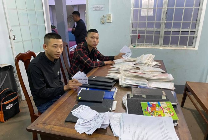 Bắt nhóm đối tượng Hải Phòng vào Đắk Lắk cho vay nặng lãi 240%năm Nhóm đối tượng tại cơ quan công an