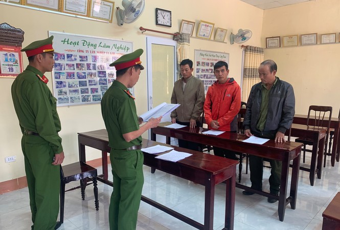 Đắk Lắk: Bắt 4 cán bộ công ty lâm nghiệp vì để mất rừng Công an đọc lệnh bắt tạm giam nhóm cán bộ của Công ty TNHH MTV Lâm nghiệp Ea Kar
