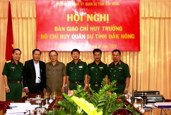 Bổ nhiệm Chỉ huy trưởng Quân sự tỉnh Đắk Nông Tân Chỉ huy trưởng Quân sự Bộ chỉ huy Quân sự tỉnh Đắk Nông Thượng tá Đinh Hồng Tiếng (thứ 2 từ phải qua)