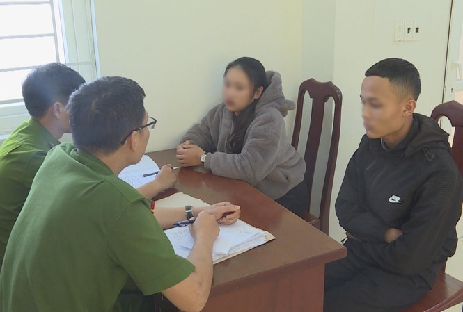 Bắt nhóm học sinh cấp 3 cho vay nặng lãi suất 20%/7 ngày Nhóm học sinh tại cơ quan điều tra