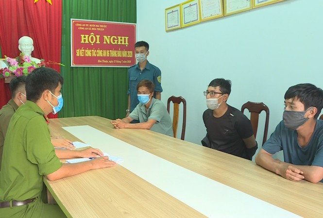 Bắt nóng 3 đối tượng mua bán ma túy tại chốt kiểm soát dịch COVID-19 3 đối tượng tại trụ sở công an xã Hòa Thuận