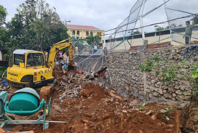 Sạt bờ kè tại trụ sở CSGT, một công nhân bị đất đá vùi lấp Hiện trường vụ sạt lở tại nơi làm việc của CSGT Công an tỉnh Đắk Nông bị sạt lở khiến 1 người tử vong