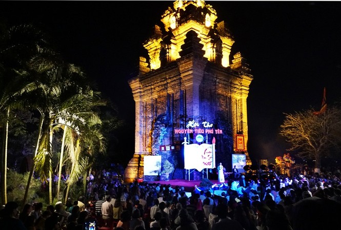 Phú Yên: Khai hội thơ Nguyên tiêu lần thứ 39 Hàng nghìn người yêu thi ca hội ngộ trên núi Nhạn, tham dự Hội thơ Nguyên tiêu truyền thống của Phú Yên. Ảnh: Dương Thanh Xuân