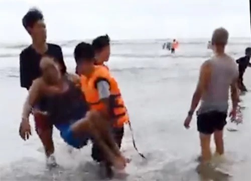 Nhiều du khách tử vong khi tắm biển Bình Thuận Các nạn nhân lần lượt được đưa vào bờ. Ảnh Vnexpress