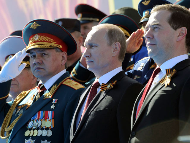 Mỹ, EU, NATO nói gì sau chuyến thăm Crimea của Tổng thống Nga? Tổng thống Nga Vladimir Putin (đứng giữa) tại lễ kỷ niệm Ngày Chiến thắng. Ảnh: NewsRu