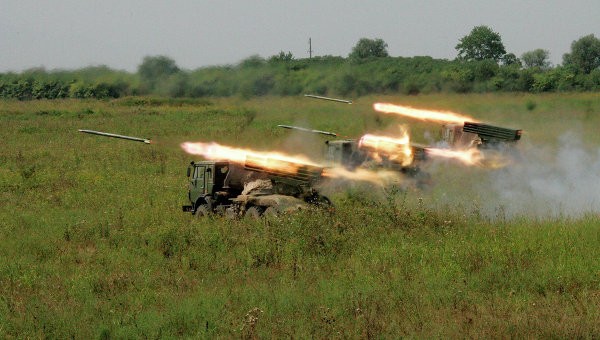 Ukraine dùng pháo phản lực Grad trấn áp ly khai miền Đông? Hệ thống pháo phản lực Grad khai hỏa. Ảnh: RIA Novosti