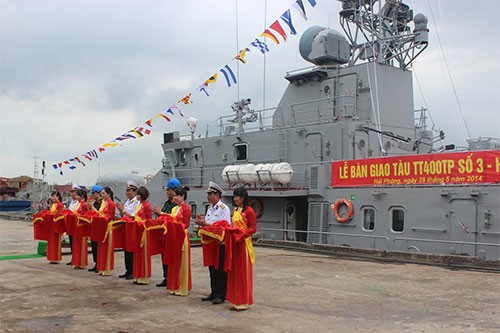 Hải quân Việt Nam nhận thêm tàu pháo TT400TP Lễ cắt băng khánh thành bàn giao tàu pháo.