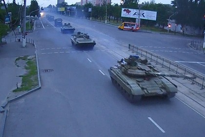 Kiev nói gì về sự xuất hiện của hàng loạt xe tăng ở Lugansk? Xe tăng xuất hiện tại Lugansk vào sáng sớm ngày 25/6. Ảnh: Lenta