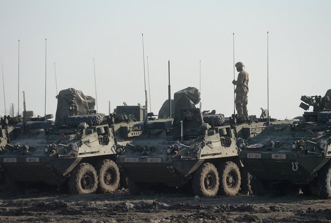 Xe quân sự Mỹ dàn hàng tiến vào Ukraine Đoàn xe quân sự Mỹ tại thị trấn biên giới Zahony, miền Đông Hungary