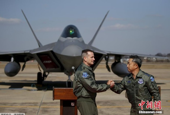 Mỹ đưa F-22 tới Hàn Quốc, báo Trung Quốc nói ‘bầy sói đang đến’ Mỹ đưa F-22 tới Hàn Quốc, báo Trung Quốc nói ‘bầy sói đang đến’