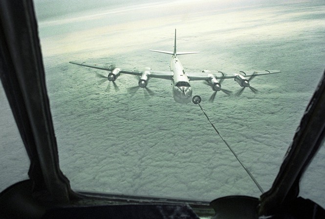 Báo Mỹ gọi oanh tạc cơ Tu-95 là ‘quái vật thời tiền sử’ Báo Mỹ gọi oanh tạc cơ Tu-95 là "quái vật thời tiền sử". Ảnh: RIA Novosti