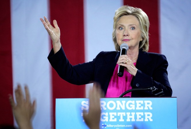 Bà Clinton đủ sức khỏe thực hiện nhiệm vụ của Tổng thống Mỹ Bà Clinton đủ sức khỏe thực hiện nhiệm vụ của Tổng thống Mỹ. Ảnh: EPA