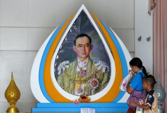 Vua Thái Lan sức khỏe 'không ổn định' sau khi chạy thận Sức khỏe của nhà vua Thái Lan Bhumibol Adulyadej không ổn định. Ảnh: Reuters