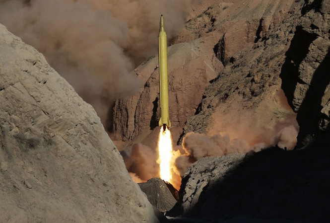 Iran tập trận quy mô, đáp trả trừng phạt từ Mỹ Iran tập trận quy mô, đáp trả trừng phạt từ Mỹ