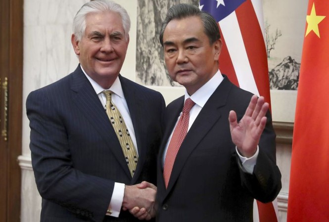 Toan tính của Mỹ và Trung Quốc trên 'bàn cờ' Triều Tiên Ngoại trưởng Mỹ Rex Tillerson (trái) và người đồng cấp Trung Quốc Vương Nghị tại Bắc Kinh. Ảnh: VOA News