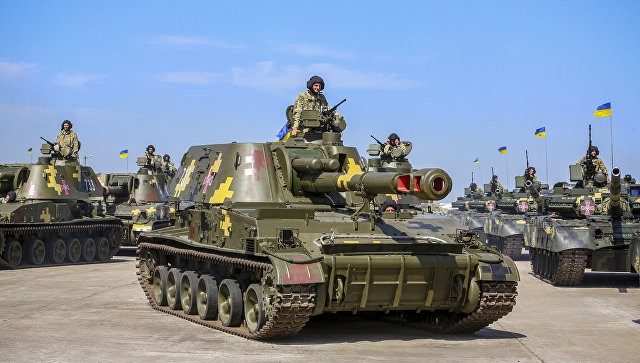 Tổng thống Ukraine điều động xe tăng T-80 đến Donbass Tổng thống Ukraine điều động xe tăng T-80 đến Donbass