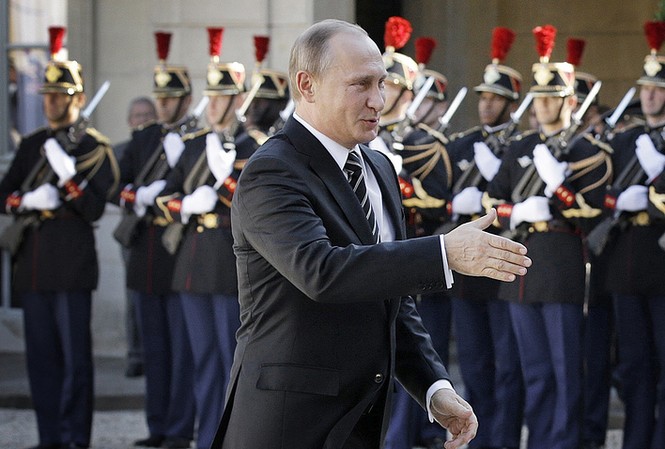 Ông Putin đến Pháp 10 ngày sau cuộc điện đàm với Macron Ảnh: Reuters