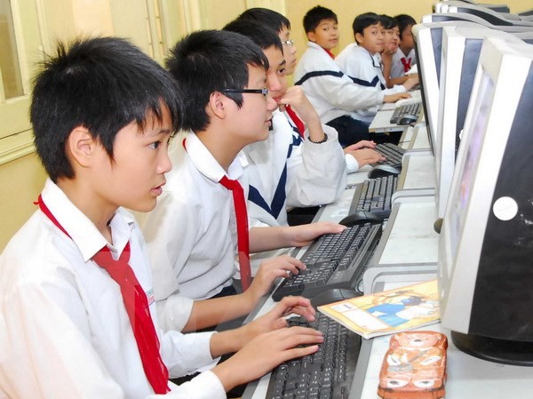 HRW đưa thông tin sai sự thật về tình hình nhân quyền ở Việt Nam Học sinh Trường THCS Đống Đa, Hà Nội, truy cập Internet tại phòng tin học của trường. (Ảnh: Bích Ngọc/TTXVN)