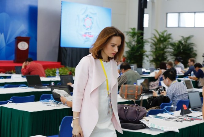 'Bóng hồng' bận rộn ở Trung tâm báo chí APEC 'Bóng hồng' bận rộn ở Trung tâm báo chí APEC