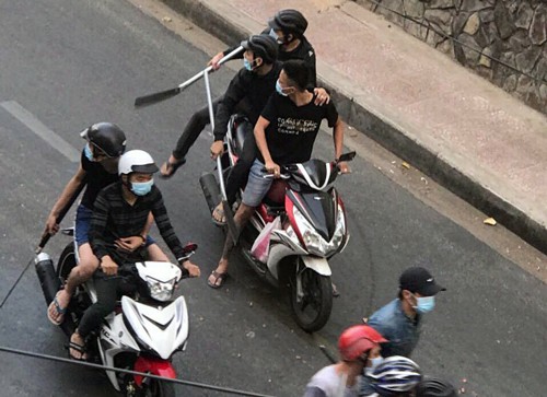 Hơn 30 người hỗn chiến bằng mã tấu ở trung tâm Sài Gòn Mã tấu, kiếm trên tay các thanh niên. Ảnh: Quang Long.