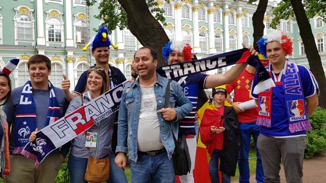 Ký sự World Cup: Thành Len lặng lẽ trước bán kết Cổ động viên Pháp chụp ảnh với khách du lịch ở bảo tàng Hermitage. Ảnh: Lê Xuân Sơn