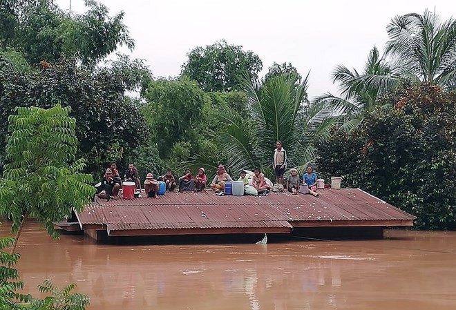 Vỡ đập thủy điện ở Lào: Chưa có thông tin người Việt thương vong Cảnh ngập lụt sau khi đập thủy điện Xe Pien-Xe Nam Noy tại tỉnh Attapeu, Lào bị vỡ. (Nguồn: EPA/TTXVN)