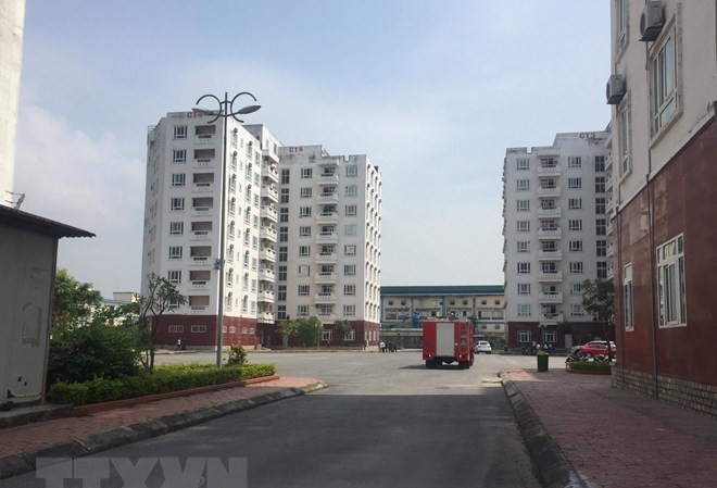 Tháo gỡ thành công mìn ra khỏi cây rút tiền ATM Vị trí đặt cây ATM nằm tại chung cư 9 tầng CT1-thuộc chung cư Than Nam Mẫu, ngay gần quốc lộ 18 và bên cạnh công ty Cao su Sao vàng, có rất đông công nhân đang nằm việc. (Nguồn: TTXVN phát)