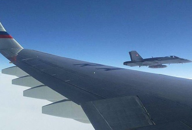 Tiêm kích Thụy Sĩ hộ tống chuyên cơ chở phái đoàn ngoại giao Nga Ảnh: Sputnik