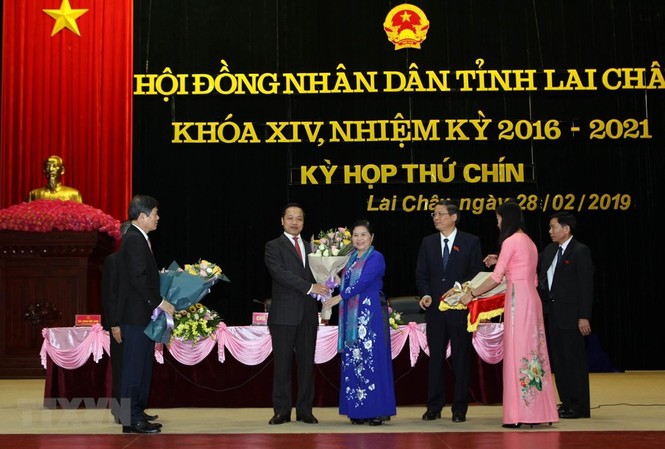 Phê chuẩn kết quả bầu bổ sung Chủ tịch, Phó Chủ tịch tỉnh Lai Châu Bí Thư Tỉnh ủy tỉnh Lai Châu, bà Giàng Páo Mỷ tặng hoa chức mừng Tân Chủ tịch Ủy ban Nhân dân tỉnh Lai Châu ông Trần Tiến Dũng. (Ảnh: Quý Trung/TTXVN)