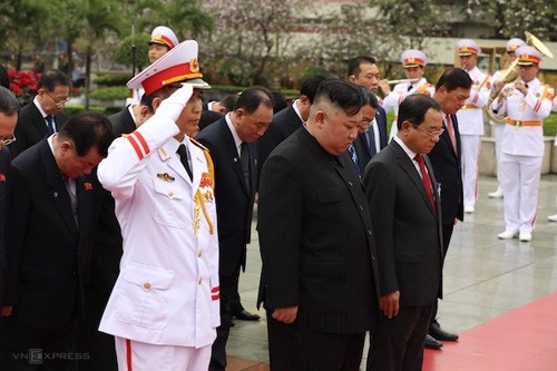Triều Tiên mai táng phi công hy sinh ở Việt Nam tại nghĩa trang quốc gia Lãnh đạo Triều Tiên Kim Jong-un viếng Đài tưởng niệm các anh hùng liệt sĩ tại Hà Nội hôm 2/3. Ảnh: Ngọc Thành