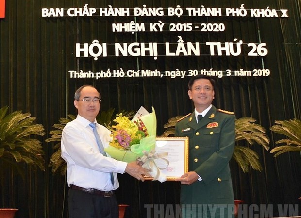 Ban Thường vụ Thành ủy Thành phố Hồ Chí Minh có thêm nhân sự mới Bí thư Thành ủy TPHCM Nguyễn Thiện Nhân trao quyết định cho Đại tá Nguyễn Trường Thắng. (Nguồn: hcmcpv.org.vn)